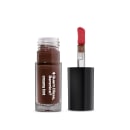 Frasco de gloss labial da marca Quem Disse, Berenice? na cor marrom escuro, com rótulo em branco e vermelho. Embalagem preta com aplicação do produto em destaque.