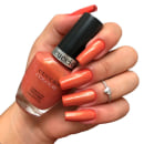 Modelo com as unhas pintadas segurando o frasco do Cuccio Brasil Colour Blush Hour 1146 - Esmalte Cintilante 13ml.