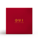 Caixa retangular de cor vermelha com textura de malha. Apresenta as iniciais "O.U.I" em letras douradas. A embalagem tem um design minimalista e elegante.