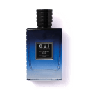 A imagem mostra um frasco azul escuro de eau de parfum da marca O.U.i. O frasco tem um formato retangular com detalhes em alto relevo, dando-lhe uma aparência sofisticada. Na parte frontal, há um rótulo preto com o nome da marca e do Eau de Parfum.