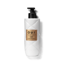 Embalagem transparente com creme na cor branca opaca e tampa de bombear preta. Rótulo retangular dourado com as iniciais O.U.i e o nome do produto em letras pretas.