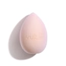 Esponja de maquiagem em formato de gota, com superfície suave e textura aveludada, exibindo o logotipo da marca Vult em sua superfície.