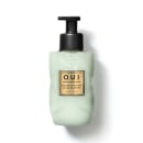 Frasco tipo pump de sabonete líquido da marca O.U.i. com rótulo em fundo verde-claro e detalhes dourados, contendo a descrição "Jardin de Grasse Sauge Blanche" (Jardim de Grama Branca).