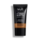 Bisnaga preta da marca Vult contendo Base Líquida Iconic Matte com acabamento natural, longa duração e cobertura média, sem transferência e com Tecnologia Pro-Finish.
