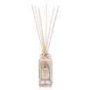 Difusor de aromas da linha Citrus Fresh da Empório Essenza Serra Gaúcha, em frasco de vidro transparente com laço de cetim bege, contendo varetas de madeira para dispersão do aroma.