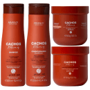 Produtos de cabelo da linha Cachos Naturais da Arvensis, incluindo shampoo, condicionador, máscara capilar e geleia ativadora de cachos em embalagens de plástico laranja e marrom com rótulos informativos.