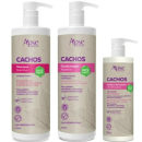 Três produtos da linha Cachos da marca Apse Cosméticos: shampoo, condicionador e gelatina ativadora, em embalagens brancas com detalhes em roxo e verde, exibindo informações sobre os benefícios e uso profissional dos produtos.