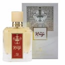 A imagem mostra um frasco de perfume transparente com rótulo retangular vermelho, ao lado da caixa retangular cinza com dourado.