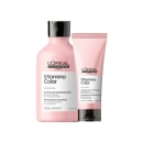 A imagem mostra 2 produtos de L'Oréal Professionnel. Um shampoo Vitamino Color em uma embalagem plástica rosa e um frasco tubular de condicionador da mesma cor.