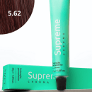 A imagem mostra a embalagem em tubo plástico verde claro com o nome da marca e produto impresso. Caixa retangular verde com detalhes do produto, incluindo a cor e o volume de 50g. No canto superior há uma pequena mecha com o tom da coloração.