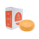 O produto apresentado é o shampoo sólido Bacuri & Maracujá da marca Today Natural Cosmetics. Ele vem em uma caixa branca com detalhes em laranja. Ao lado, há uma barra sólida de cor laranja com uma textura ligeiramente granulada.