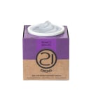 A imagem mostra um gel construtor para unhas. O produto em embalagem cúbica de papelão, com fundo bege e detalhes em preto. A parte superior é roxa com o nome do produto em letras pretas. No centro, há um pote branco com o gel branco.