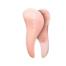 O produto apresentado na imagem é uma escova de cabelo da marca Braé. Trata-se de uma escova de plástico rosa com um design curvo e arredondado, com uma superfície texturizada para melhor distribuição do produto nos cabelos.