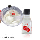 Ampola transparente com rótulo vermelho e tampa preta. Ao lado, a imagem de um pote com creme e a ampola sendo misturada junto.