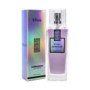 Produto de perfumaria para cabelos Stijl Expression. Frasco de vidro transparente contendo líquido lilás, com tampa cromada e rótulo preto com detalhes geométricos. Caixa holográfica iridescente em tons de roxo, verde e azul.