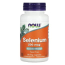 Este é um suplemento alimentar de selênio da marca Now Foods. O produto vem em uma embalagem plástica branca com tampa roxa. O rótulo laranja destaca "Selenium 200 mcg". O logotipo da Now Foods e uma imagem de folhas verdes estão presentes no rótulo.