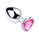 Plug anal de metal cromado com gema de cristal rosa em formato de coração, embalado individualmente.