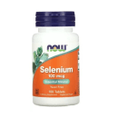 O produto é um suplemento alimentar de selênio da marca Now Foods. É um pote branco com tampa azul escura. O rótulo laranja destaca "Selenium 100 mcg" e "Essential Mineral".  A embalagem apresenta o logotipo da marca Now e uma ilustração de folhas verdes.