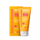 O produto apresentado é uma máscara hidratante da marca Labotrat. A embalagem é um tubo de cor amarela com detalhes em rosa, contendo o nome da marca e do produto. Volume de 70g.