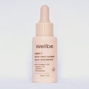 Sérum antioxidante da marca Wellbe Beauty. O frasco é de cor rosa clara, com um conta-gotas na parte superior. O rótulo exibe a descrição "super C sérum nano complex sérum antioxidante". O volume é de 30ml.