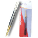 Pinça da marca NYBC Beauty. A pinça possui um design prateado com detalhes dourados na ponta. A embalagem do produto é uma caixa vermelha com o logotipo da marca NYBC Beauty impresso. O texto na embalagem indica que se trata de uma "Pinça Fina Dourada".