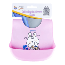 O produto mostrado na imagem é um babador de silicone rosa da marca NYBC Beauty. O babador possui um design com ilustrações de um personagem fofo e texto em azul.