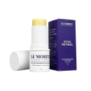 Stick Retinol, um rejuvenescedor noturno da marca Le Moritz, em embalagem branca e caixa roxa, contendo 3% de nano retinol e 2% de retinol-like, em formato de bastão.