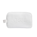 Nécessaire branca retangular com a palavra "OEJE" impressa em relevo. Produto de beleza da marca Oeje Brazil, com design minimalista e acabamento suave.
