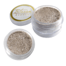 Potes de sombra em pó da marca Bitarra Beauty, com embalagem transparente e rótulo dourado. O produto apresenta uma textura brilhante e granulada em tons de cinza prateado.