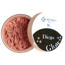Pó iluminador da marca Bitarra Beauty, com embalagem redonda em tons de branco e azul, com o nome "Diego Glow" impresso em letras pretas.