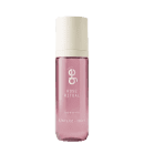 Frasco cilíndrico de body & hair mist Rose Ritual da GE Beauty, 200ml. Embalagem em tons rosa translúcido com tampa branca. Rótulo branco com logo "ge" e texto em branco descrevendo o produto.