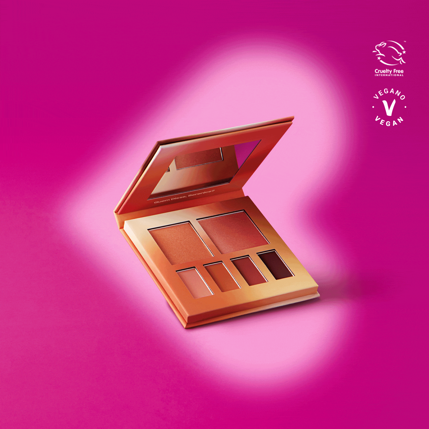 O produto apresentado na imagem é uma paleta de maquiagem da marca Quem Disse, Berenice?. A paleta possui uma embalagem de formato retangular na cor laranja, com detalhes em branco. Dentro da embalagem, é possível ver diferentes sombras de tons neutros.