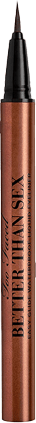 Delineador líquido de olhos da marca Too Faced. Embalagem alongada e fina de cor cobre metálico. Ponta fina para aplicação precisa. Rótulo na lateral com o nome da marca "Too Faced" e o nome do produto "Better Than Sex" em letras pretas sobre fundo cobre.