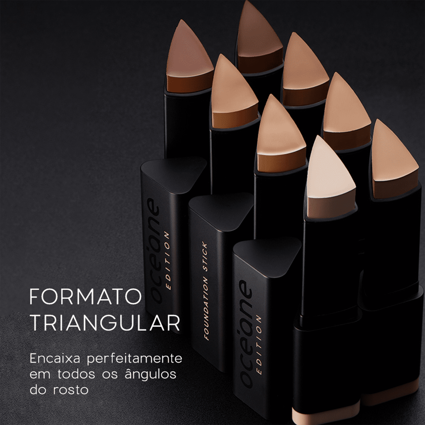 A imagem traz um fundo preto e as 8 cores da Base Océane Edition Foundation Stick enfileiradas, em embalagens pretas e mostrando os diferentes tons. Ao lado, aparece o texto "Formato Triangular" para encaixar perfeitamente nos ângulos do rosto.