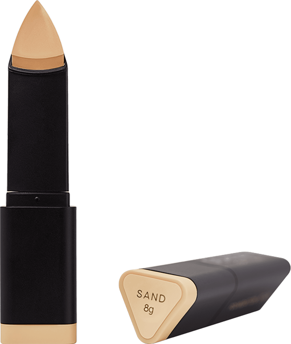 A imagem mostra detalhe da embalagem e da base Océane Edition Foundation Stick no tom Sand que possui uma ponta cônica na cor bege. As cores predominantes são preto, bege e dourado.