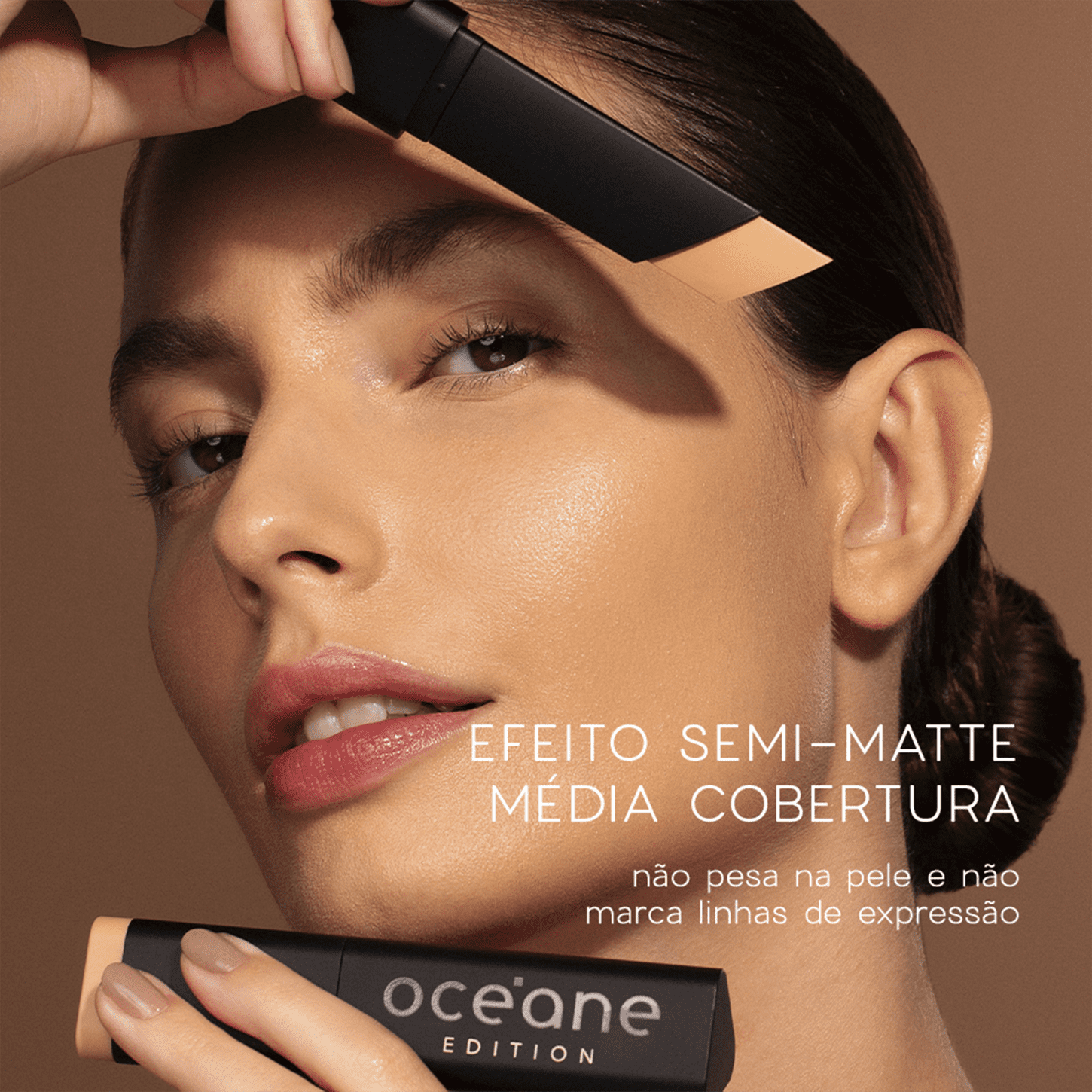 A imagem apresenta o rosto de uma modelo morena com o cabelo preso e maquiagem suave.  Traz ainda o texto "EFEITO SEMI-MATTE MÉDIA COBERTURA" e "não pesa na pele e não marca linhas de expressão".