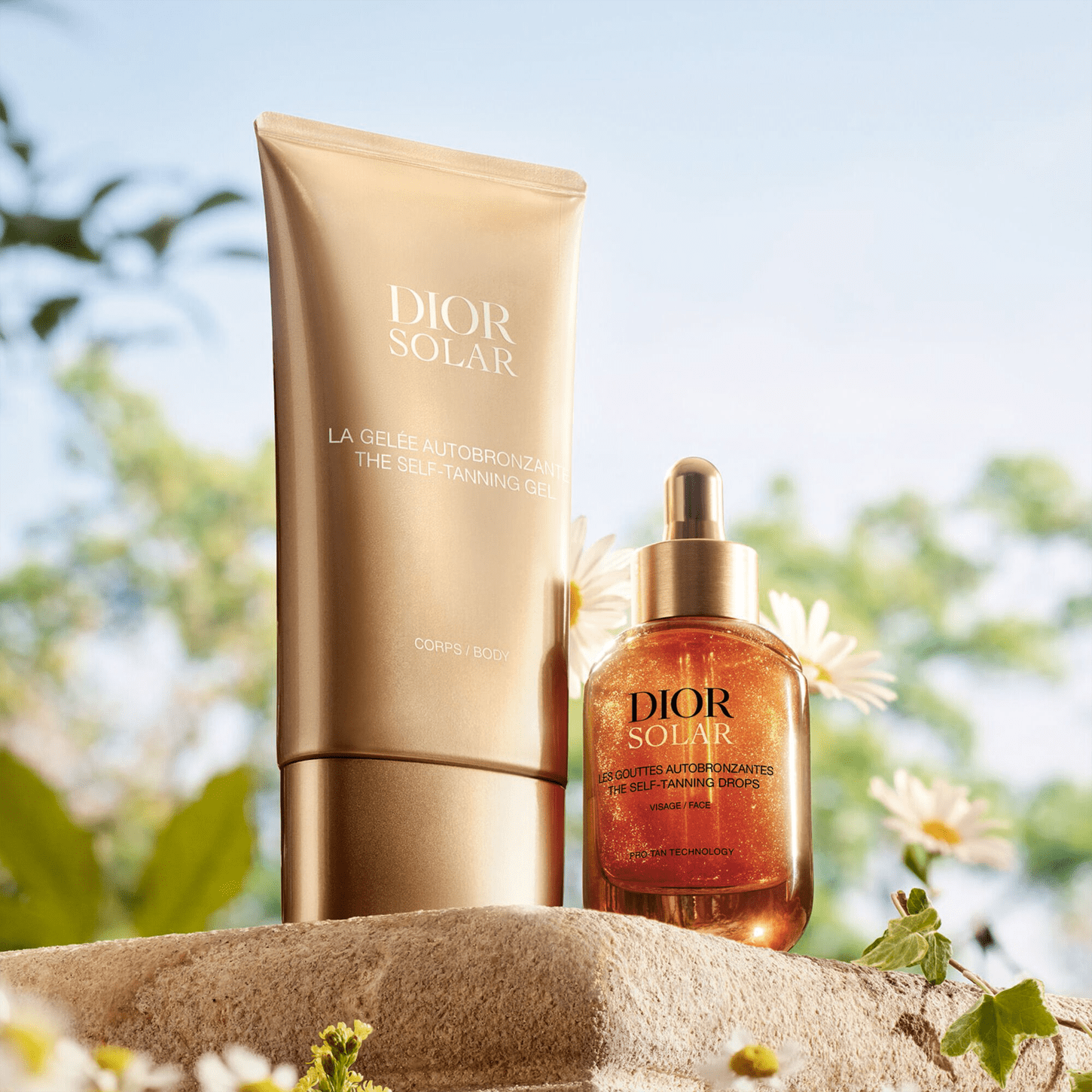 Dois produtos da linha Dior Solar: um frasco de vidro com gotas autobronzeadoras e um tubo de gel autobronzeador, ambos com embalagens douradas e rótulos com o nome da marca.