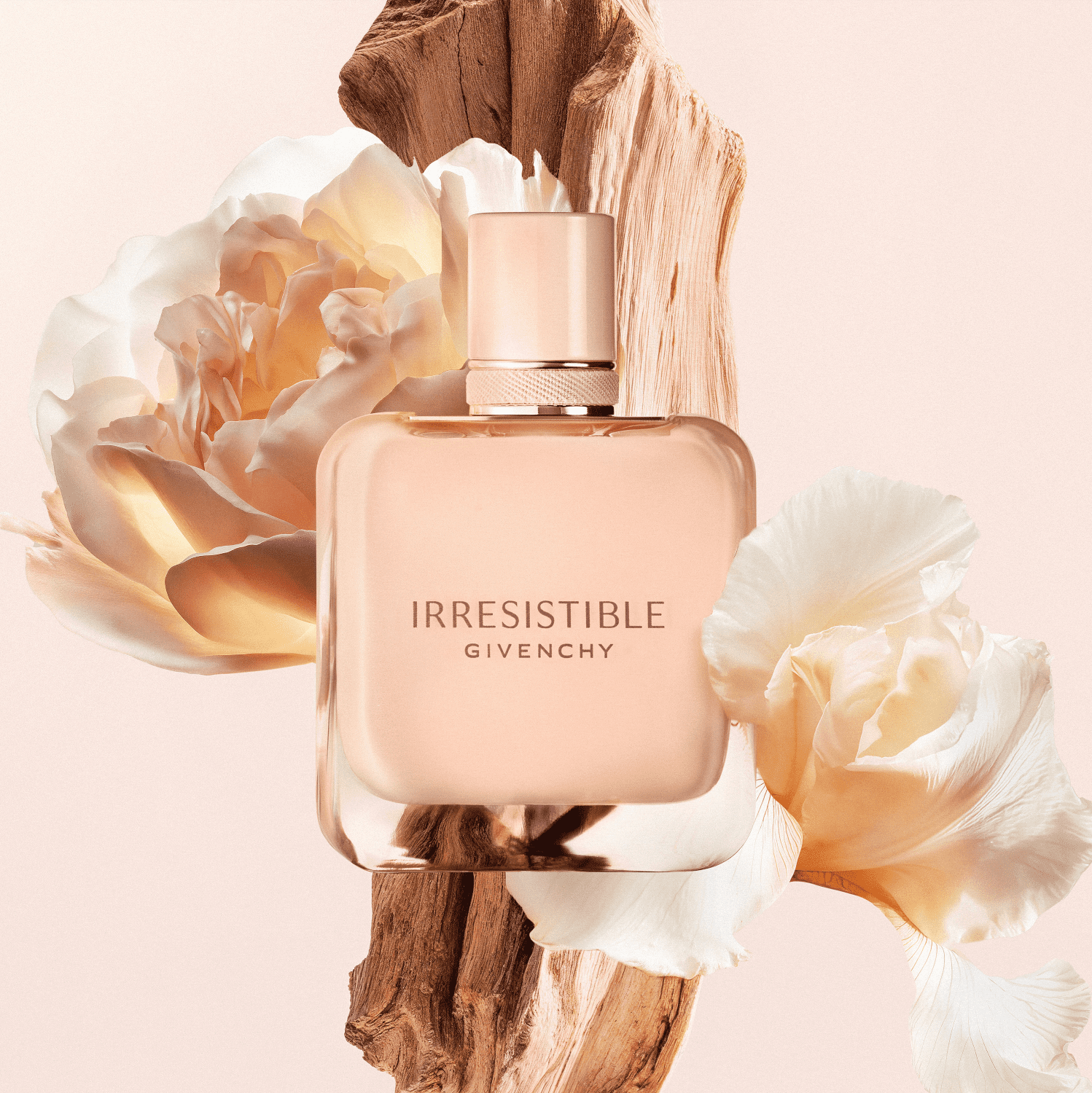 Frasco de perfume Irresistible da Givenchy, com embalagem em tons de rosa claro e branco. O rótulo destaca o nome "Irresistible" e a marca Givenchy em letras elegantes.