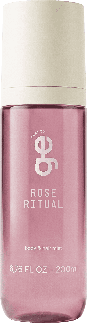 Frasco cilíndrico de body & hair mist Rose Ritual da GE Beauty, 200ml. Embalagem em tons rosa translúcido com tampa branca. Rótulo branco com logo "ge" e texto em branco descrevendo o produto.