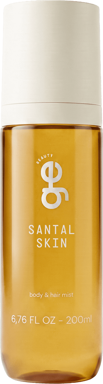 Frasco de vidro âmbar com tampa branca cilíndrica. Produto GE Beauty Santal Skin, body & hair mist, 200ml. Rótulo dourado com logo "ge" e texto em branco. Design minimalista e elegante.