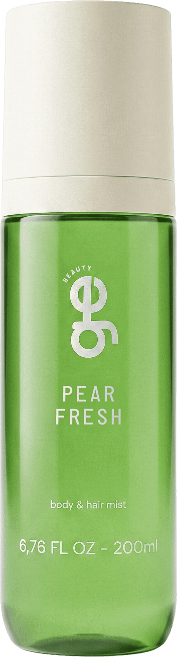 Frasco cilíndrico de vidro verde contendo Body & Hair Mist Pear Fresh da GE Beauty. Tampa branca rosqueável. Rótulo branco com logo "ge" e texto em branco. Capacidade 200ml (6,76 FL OZ).