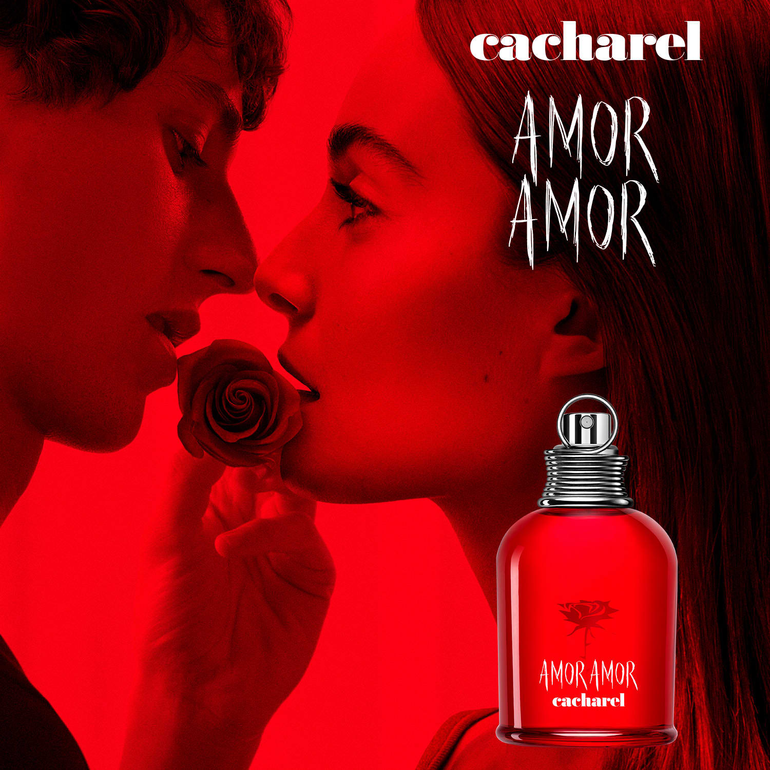 Frasco de perfume Amor Amor da Cacharel, com design arredondado e tampa metálica, em vermelho brilhante com logotipo e nome da marca em destaque.