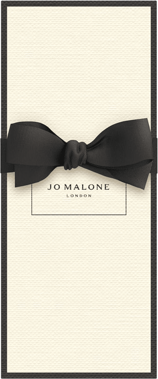 A caixa do perfume Jo Malone London, com uma fita preta em laço na parte superior. A caixa é branca com o logotipo da marca impresso.