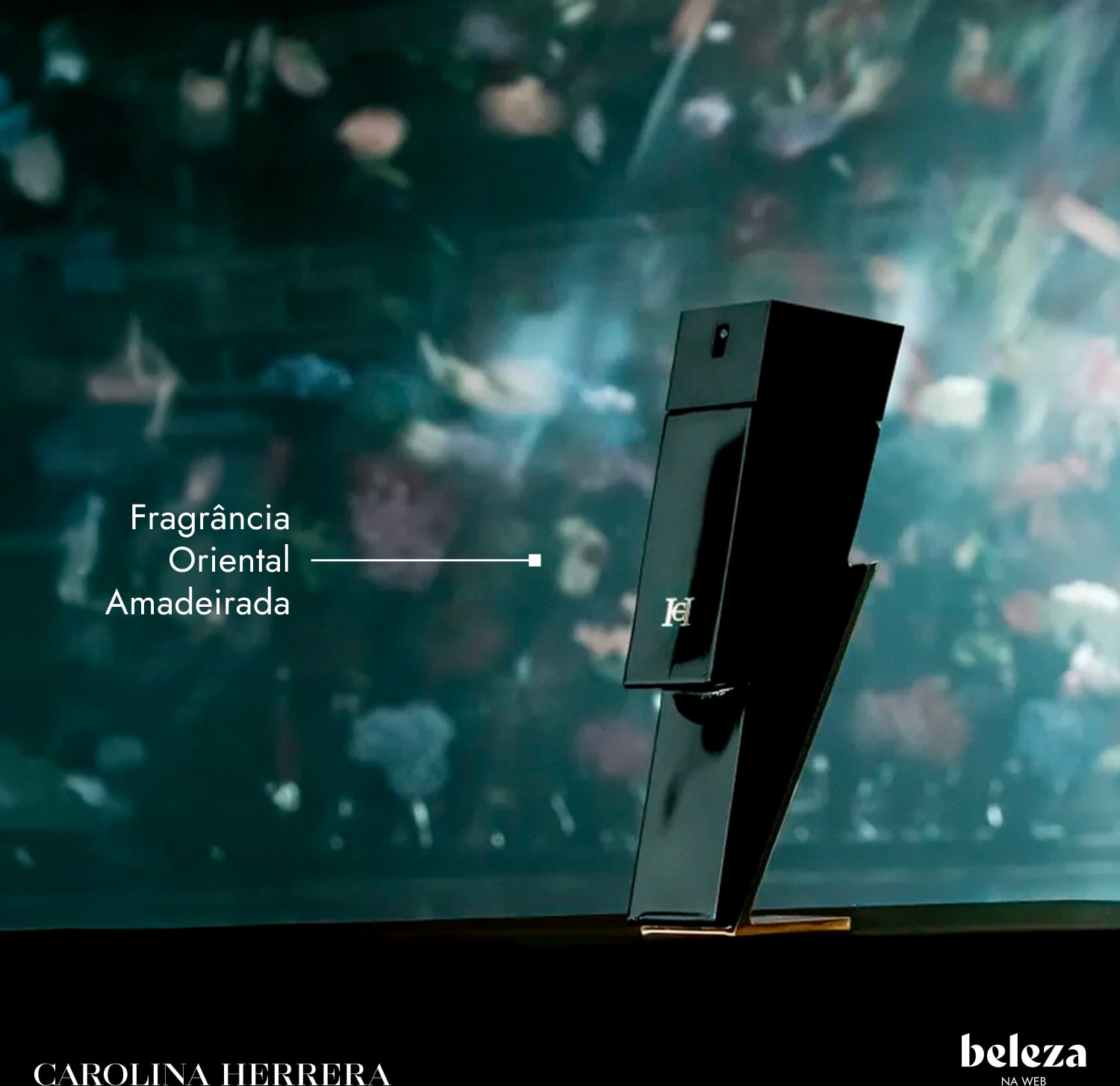 Frasco preto de perfume Carolina Herrera com rótulo "Fragrância Oriental Amadeirada" em fundo desfocado de folhas verdes.