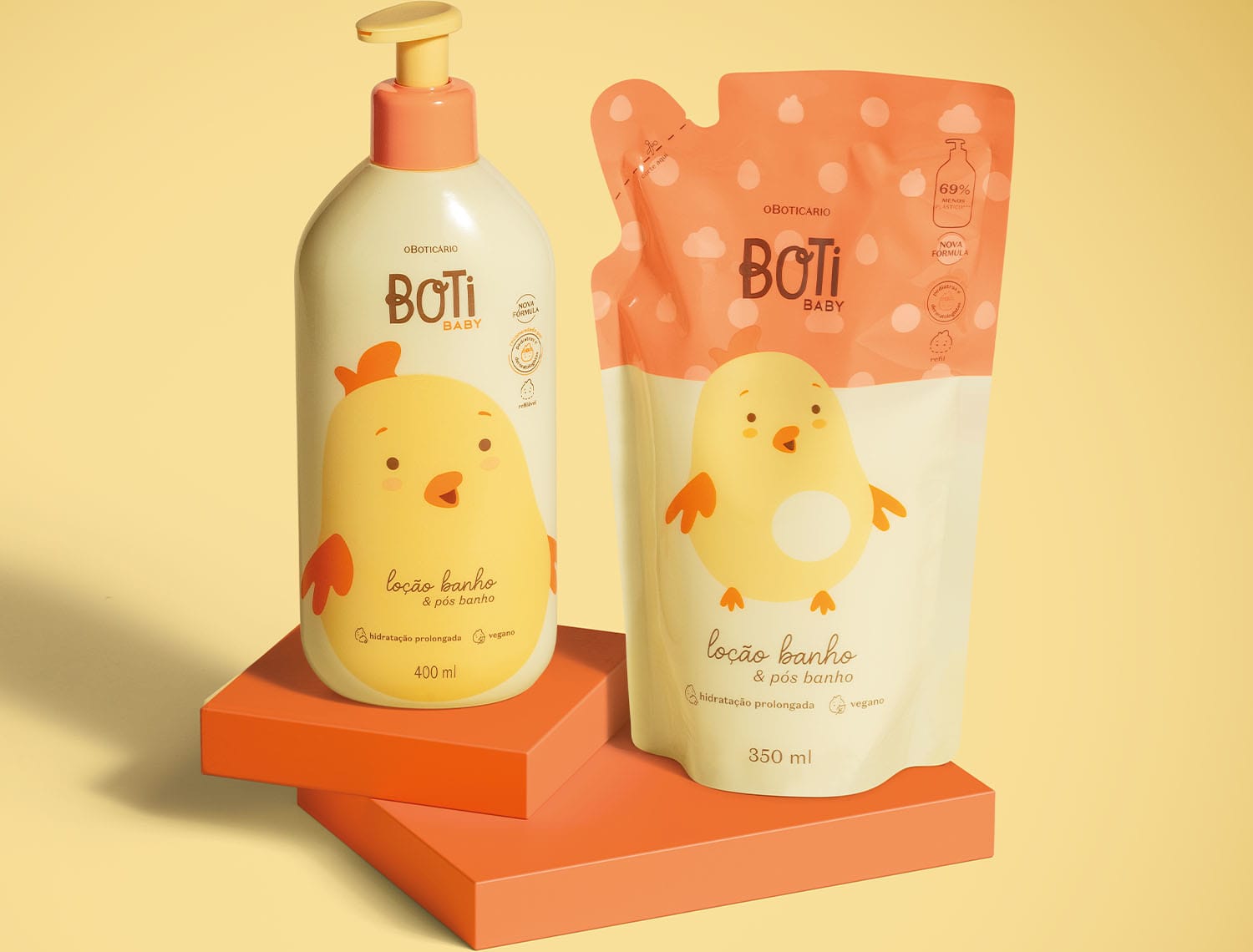 Dois itens Boti Baby em embalagens em tons de bege e laranja com ilustração de passarinho amarelo, sendo um frasco com bomba dosadora de loção banho e pós banho e um refil em sachê sobre plataforma e fundo em tons de laranja,