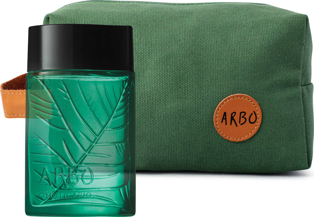 Vidro retangular verde transparente com líquido claro e tampa preta de desodorante colônia Arbo e um nécessaire verde com estampa de folhagens, etiqueta e alça de transparente em couro marrom da mesma marca.
