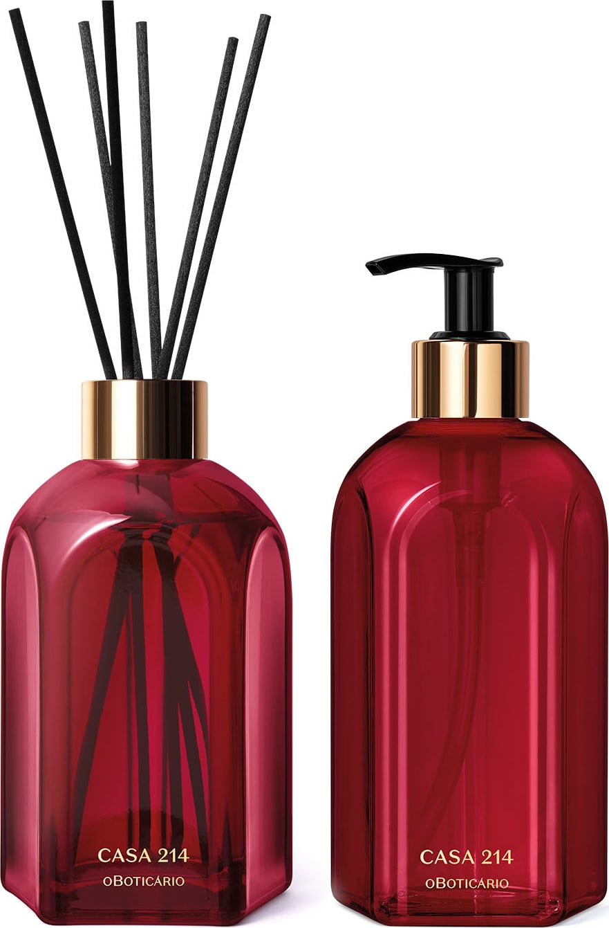 Dois vidros vermelhos da marca Casa 214 Gardênia Imperial: um difusor de ambientes com varetas e o outro com bico dosador preto contendo sabonete líquido.