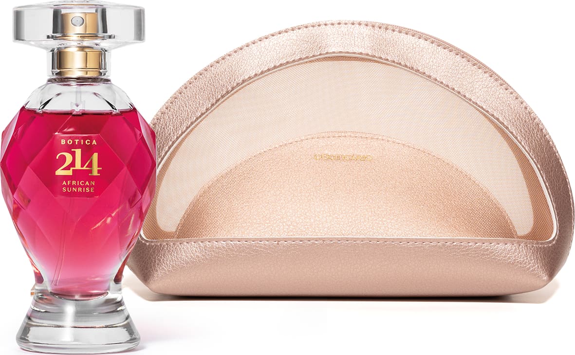 Vidro lapidado em formato de taça com líquido rosa, letras e pulverizador dourados e tampa transparente de Eau de Parfum Botica 214 African Sunrise e um nécessaire rosa metalizado com o nome da marca O Boticário gravado na frente do produto.