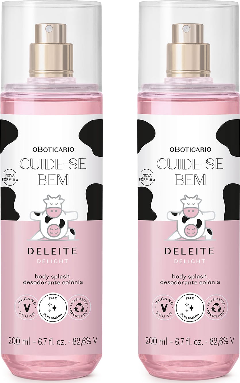 Imagem de dois frascos de body splash da marca Cuide-se Bem Deleite, em embalagem transparente com líquido rosa, borrifador prateado, tampa transparente e rótulo branco e rosa com manchas pretas, ilustração de vaca e informações sobre a fórmula.