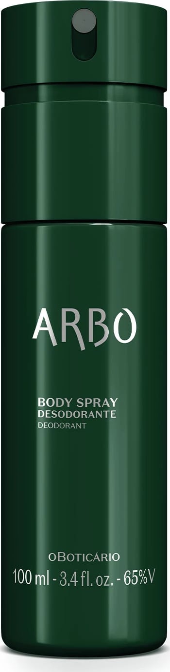 Imagem de um frasco verde escuro com rótulo de letras amarelas contendo 100 ml de body spray da marca Arbo.